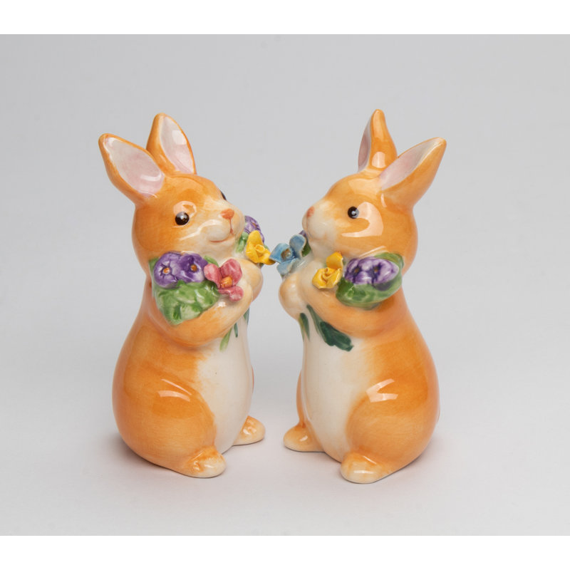 Ensemble de salière et poivrière Bunny tenant des fleurs