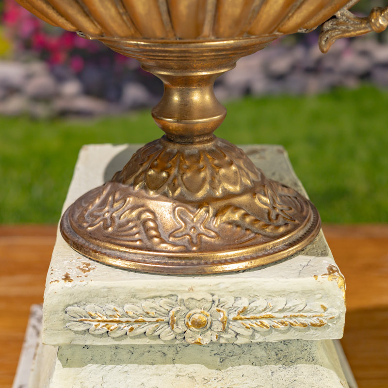 Urne en métal doré givré de 28,4 cm de haut « Énée », Doré