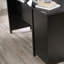 Bureau multifonctionnel en L avec bureau spacieux et rangement intégré, parfait pour le travail et les projets créatifs.