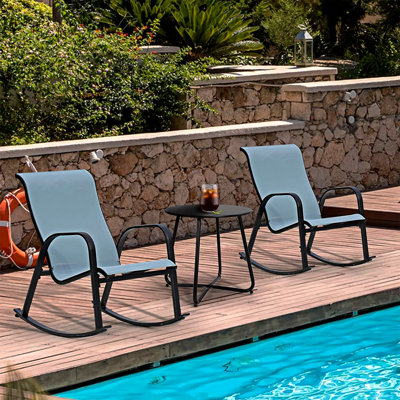 Le fauteuil à bascule de 23 po de largeur Olilawn, parfait pour la détente sur le patio extérieur et le salon