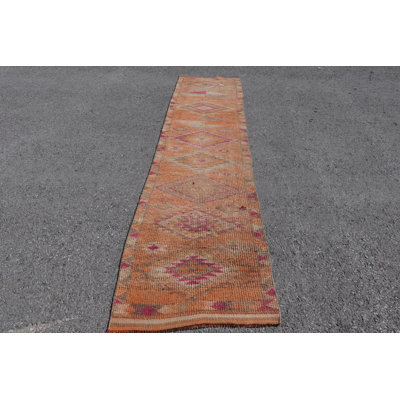 Tapis de couloir turc unique d'inspiration bohémienne dans des motifs géométriques oranges et roses éclatants parfaits pour égayer votre décor intérieur et vos espaces de couloir