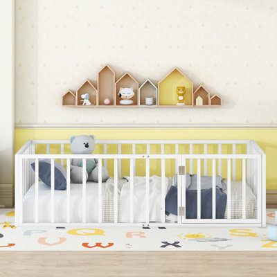 Structure de lit simple en métal avec clôture et porte, parfaite pour la sécurité des enfants et le jeu créatif