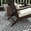 Chaise blanc crème confortable sur le pont avec dossier haut, grand siège et blanc crème. Pour terrasse, cour. Coussins moelleux à dossier haut.