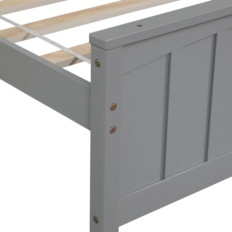 Lit plateforme simple en bois gris pour une chambre charmante