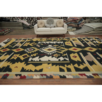 Tapis kilim noir tissé à la main 10 x 15 avec des accents jaunes dynamiques