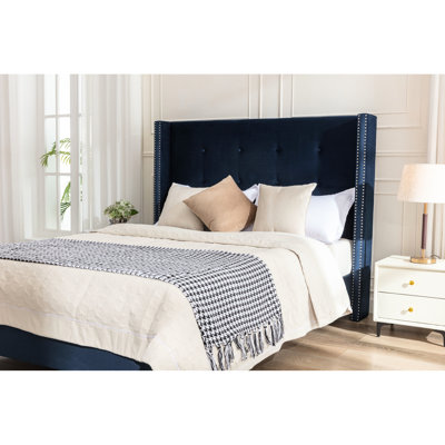Lit traditionnel très grand, hauteur de tête de lit de 54 po, capitonnage à boutons, garniture cloutée à oreilles, velours bleu, tête de lit sans sommier, décoration capitonnée, nécessaire, velours