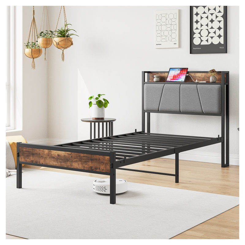 Structure de lit simple en métal avec station de charge et tête de lit avec rangement, décor en bois rustique, aucun sommier nécessaire