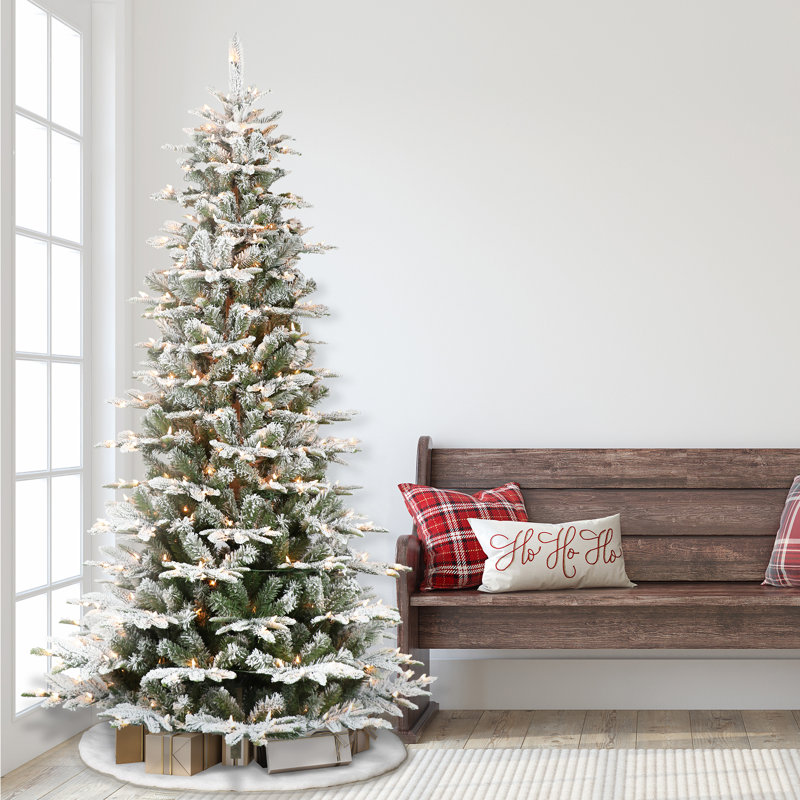 Arbre de Noël vert élancé floqué / givré avec 450 lumières, 6,5 pi