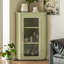 Blanc massif + bois manufacturé + vitrines