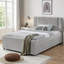 Lit plateforme tapissier 79,5 po en chenille pleine grandeur avec tête de lit capitonnée à rainures verticales, garniture cloutée, 2 tiroirs de rangement et lit gigogne escamotable, lit de jour peu encombrant pour petites chambres et chambres d'amis-129694668