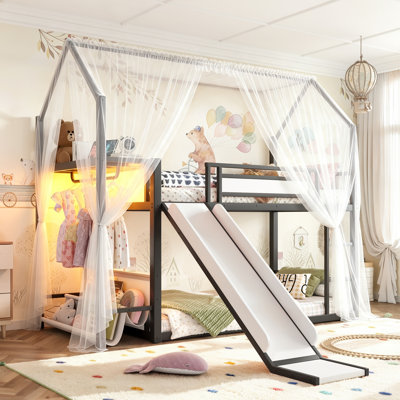 Lit superposé simple au-dessus d'un lit simple en métal avec glissade, zone de suspension pour vêtements à DEL, tablette de rangement en tissu et prise de courant, structure de lit superposé Child Childhouse