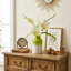 Orchidée artificielle blanche Cymbidium dans un vase dégradé vert - arrangement de fausses fleurs