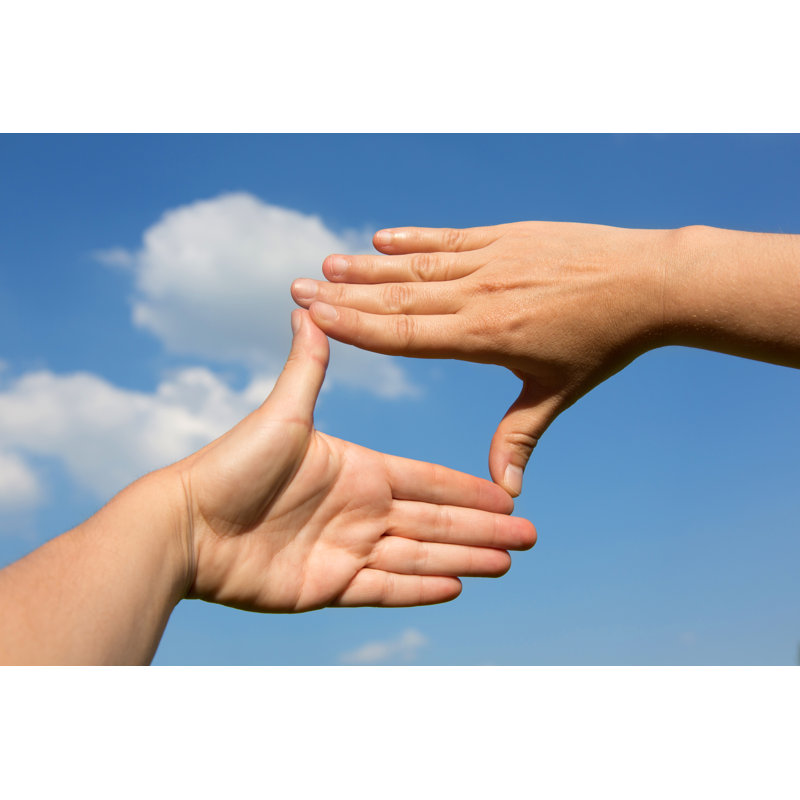 Un ciel bleu nuageux encadré par les mains par Tomasworks, H 8 po x l 12 po