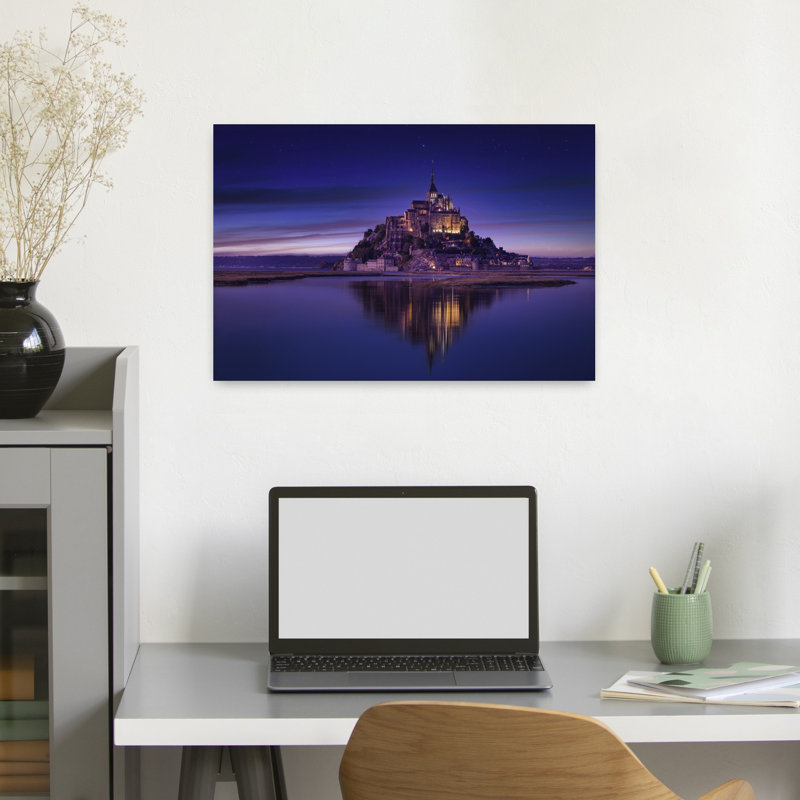 Impression d'art mural représentant le mont Saint-Michel la nuit, un paysage gothique et mystique magique., H 16 po x l 24 po