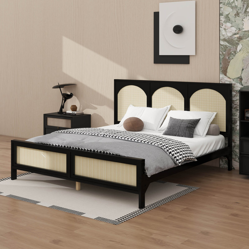 Très grand lit plateforme en bois rehaussé par une tête et un pied de lit en rotin, Très grand lit, Noir / Beige