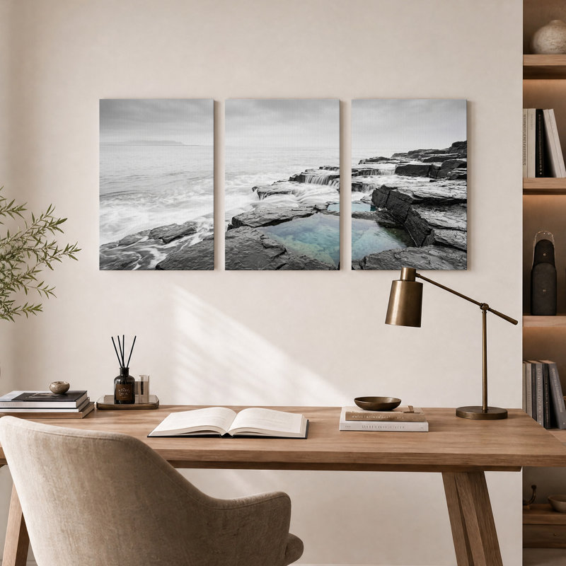 Ensemble de 3 toiles murales représentant une côte rocheuse en noir et blanc avec marée bleue, H 24 po x l 16 po x 3 pièces