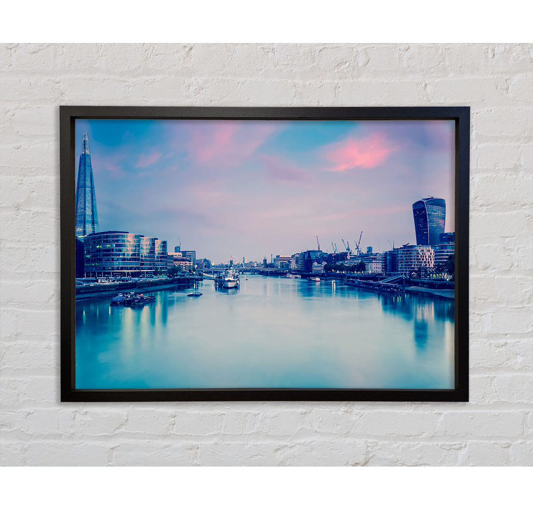 Over The Iconic Thames - Einzelner Bilderrahmen Kunstdrucke auf Leinwand