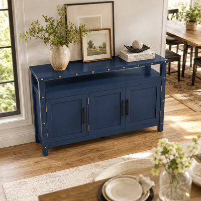 Buffet UNAFLOR en pin de 140 cm (55,1 pouces) avec rangement à 3 portes et accents de rivets industriels