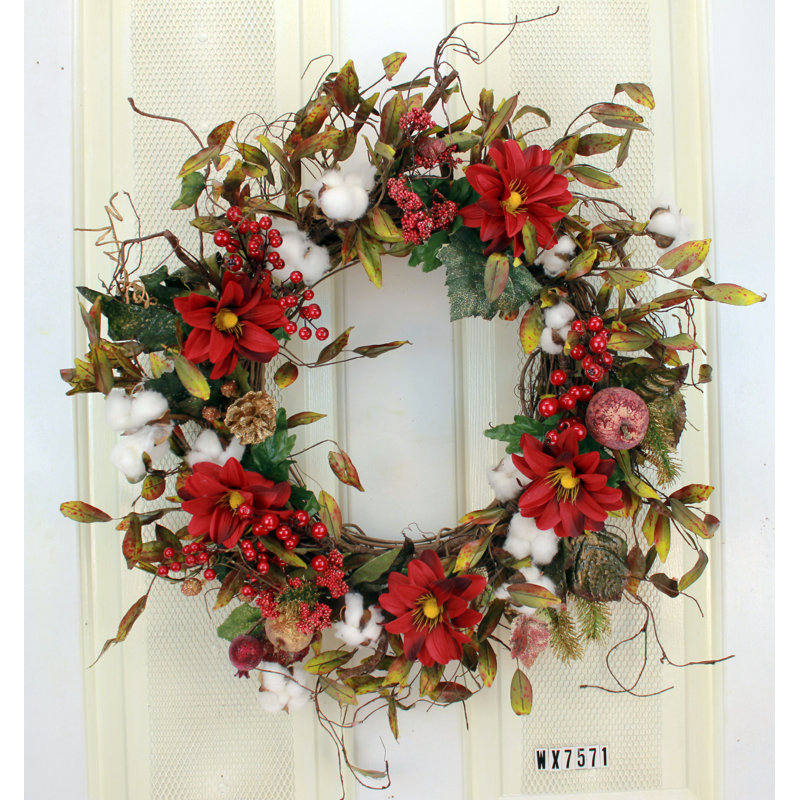 Couronne de fleurs et baies mixtes 22 po winter
