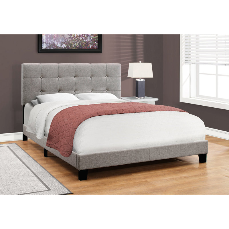Grand lit tapissier gris pour une chambre confortable et élégante avec un revêtement de qualité