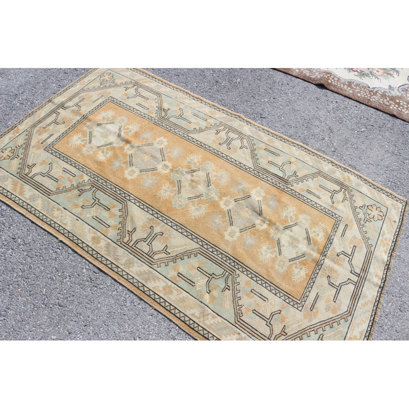 Tapis turc tissé à la main dans un style rétro avec une fabrication en laine et une teinte orange frappante pour une utilisation intérieure sur n'importe quelle surface de plancher