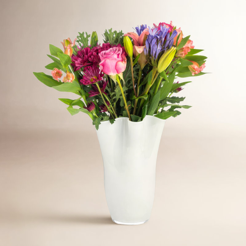 Vase de table Ruffle, 14" H x 9.5" L x 9.5" D