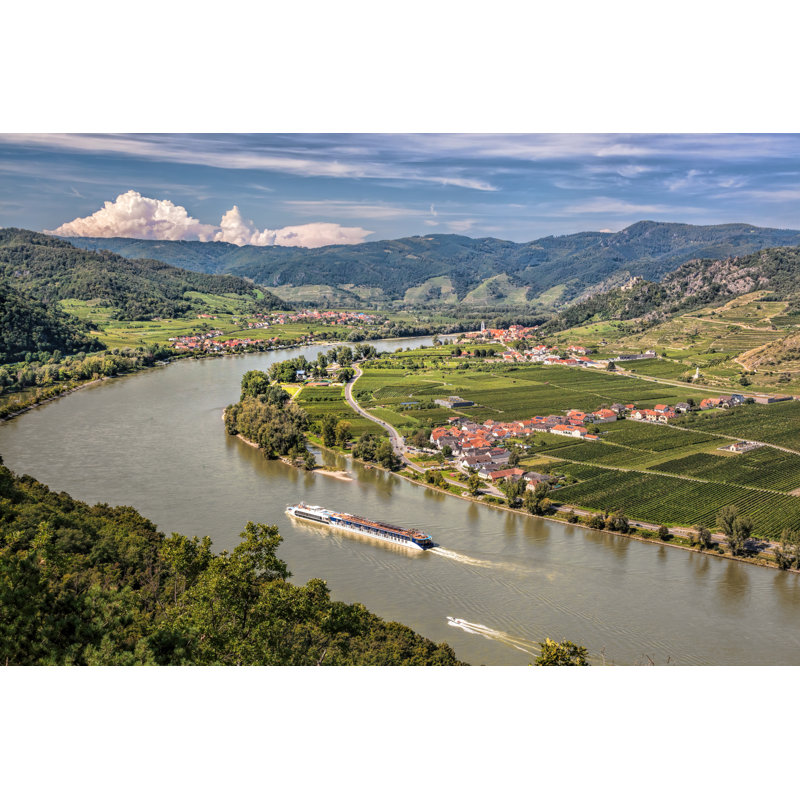 Panorama de Todmorden de la vallée de Wachau (site du patrimoine mondial de l'Unesco) avec bateau sur le Danube contre le village de Duernstein en Basse-Autriche, Autriche par Extravagantni