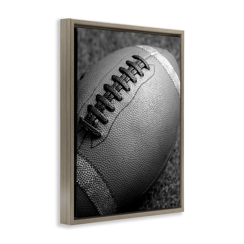 «Close Up Football», encadrée par Daphne Polselli, Cadre flottant orme Montalcino, H 21 po x l 17 po