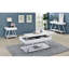 Table de canapé simple de style contemporain avec finition ultrabrillante, structure chromée, tablettes ouvertes et tiroirs de rangement pour les espaces de vie modernes.
