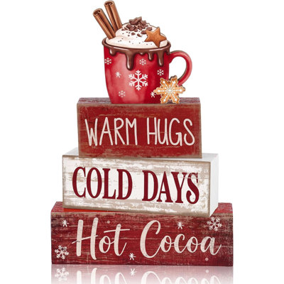 Plateau décoratif à étages en bois avec 4 blocs de chocolat chaud et tasse | Blocs de bois empilables de style ferme, inscription « Câlins chauds pour les jours froids », présentoir pour coin café d'hiver, décoration de tasse avec bâtonnets de cannelle