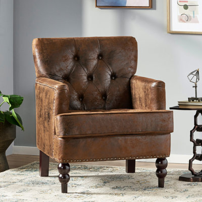 Élégant fauteuil intrigue en microfibre à boutons, brun, avec coutures en losange, garniture cloutée et pieds en bois de bouleau pour une base d'entrée chic