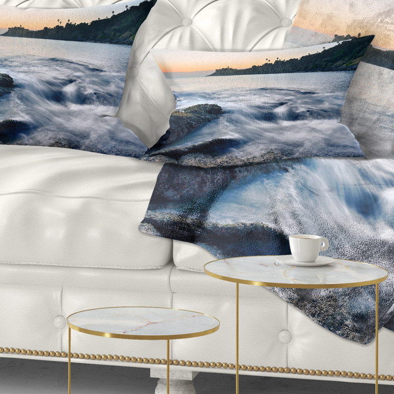 Coussin de mer à mouvement lent au-dessus des roches seascape