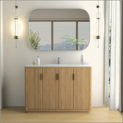 Meuble-lavabo autoportant, finition en bois naturel avec motif rayé, lavabo encastré en céramique, rangement à 4 portes