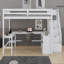 Lit mezzanine avec bureau intégré en forme de L et tablettes de rangement à trois niveaux, et escalier de rangement attaché-959209660