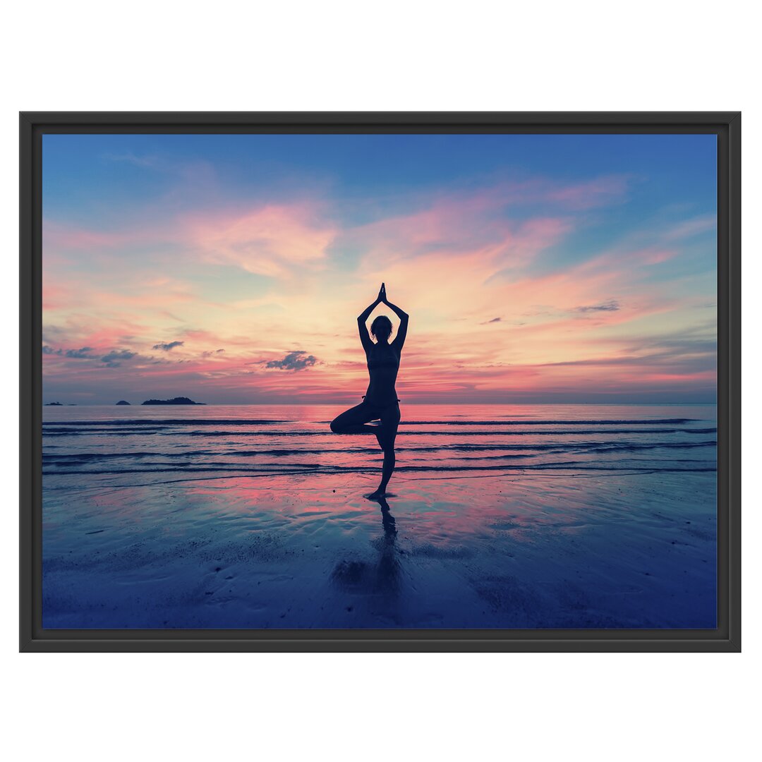 Yoga am Strand Gerahmter Kunstdruck