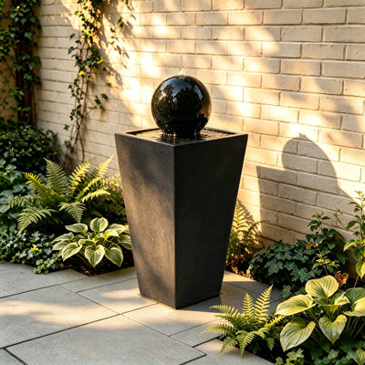 Fontaine à eau noire avec sphère lisse