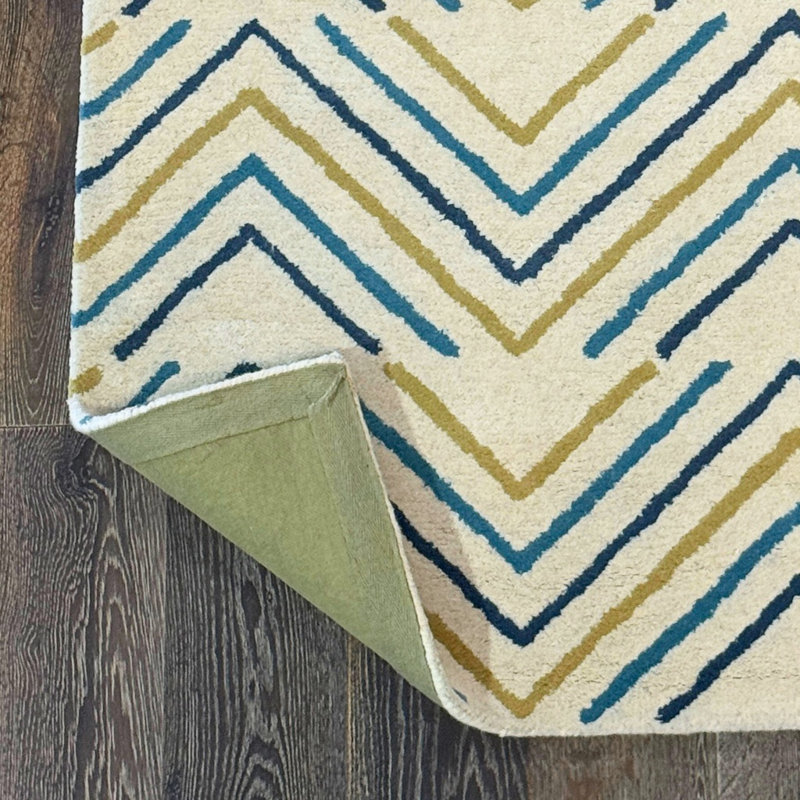 Tapis moderne en laine à motif de chevrons blanc cassé, jaune et bleu Ailey Authentic, 5 pi x 7 pi 6 po