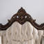 Fauteuil d'appoint de style traditionnel 1 pièce avec accoudoirs roulés et garniture cloutée avec coussin capitonné à dossier et cerisier foncé au fini beige