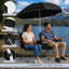 Chaise d'extérieur à double siège avec parasol-132933801