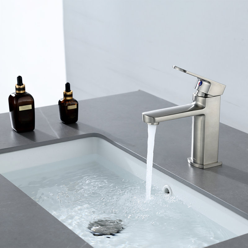 Single-Hole Single-handle Bathroom Faucet with Drain Assembly