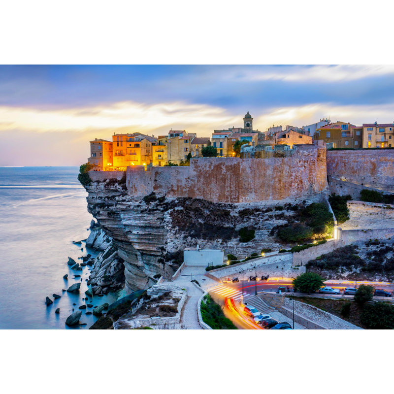 Ville côtière, côte méditerranéenne, ciel bleu, Bonifacio, France, vue sur l'océan, lumières de la ville