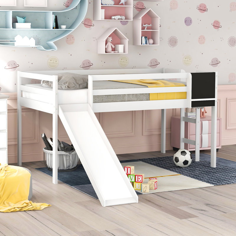 Lit mezzanine simple blanc avec escalier et tableau noir - bois massif pour une chambre à coucher élégante, structure en pin, glissade, plaisir