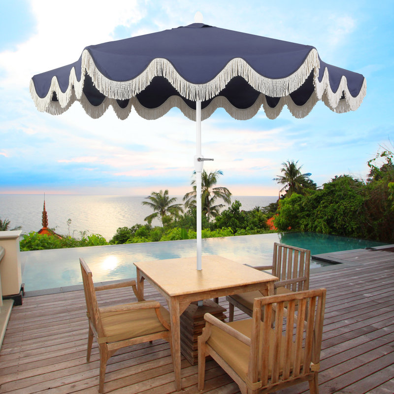 Parasol extérieur à frange bohémienne 9 pi avec manivelle et inclinaison Collins, auvent bleu marine festonné résistant aux rayons UV, mât blanc