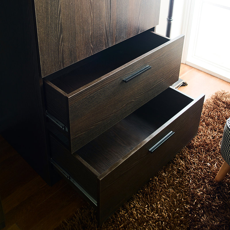 Armoire en bois massif brun foncé avec deux portes, tiroirs et barres de suspension - fermeture en douceur, rangement extra profond, eau et chaleur, teinture anti-rayures pour des tiroirs à deux portes