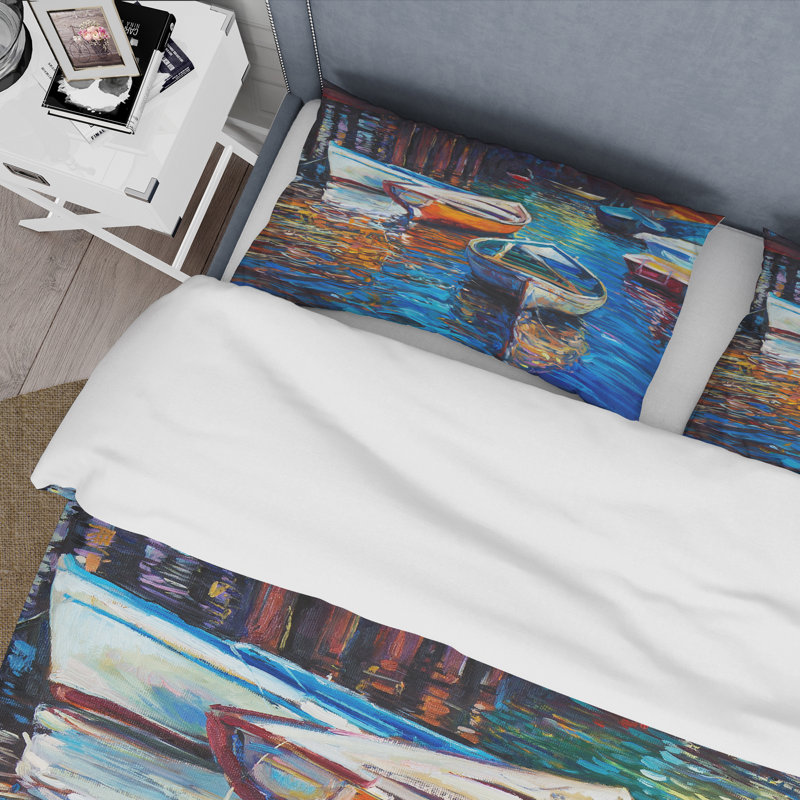 Bateaux qui se reposent sur l'eau pendant un coucher de soleil chaud - ensemble de housse de couette nautique - microfibre de polyester