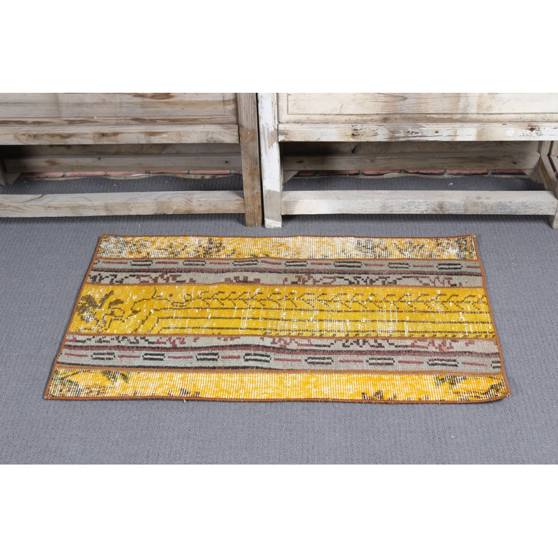 Petit tapis turc touffeté à la main en patchwork de couleur jaune pour le décor de l'entrée