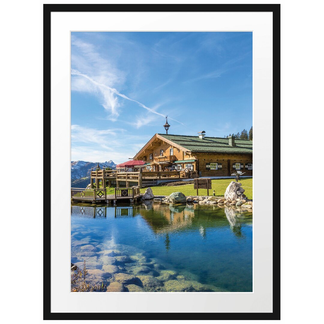 Gerahmtes Poster Schönes Holzhaus in den Alpen