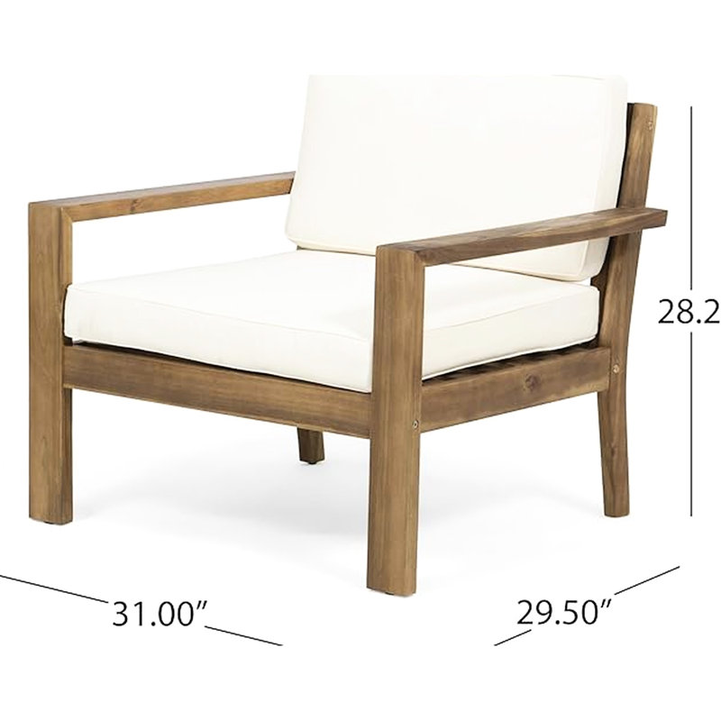 Fauteuil club en bois avec revêtement crème, au look sophistiqué et à la construction robuste.