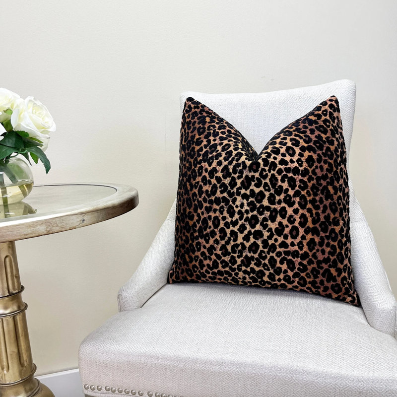 Housse de coussin en velours Leopard, Noir / léopard brun, H 22 po x l 22 po