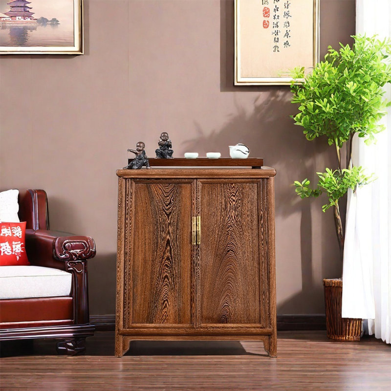 Armoire en bois massif avec design sculpté et rangement
